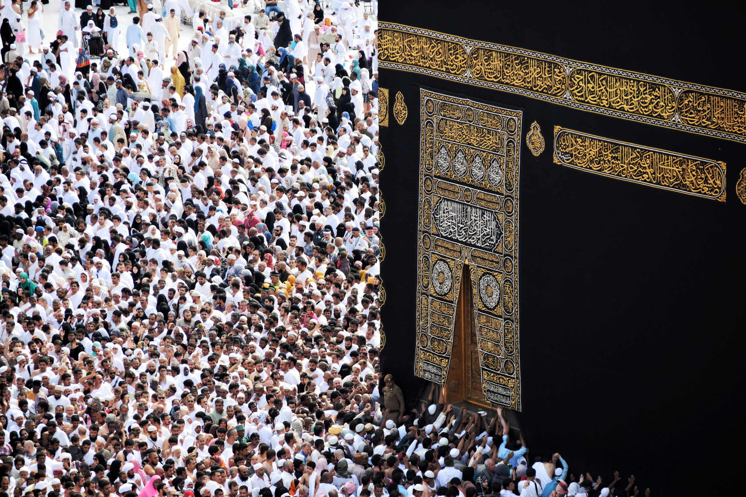 people gathering near kaaba mecca saudi arabia 2895295 scaled